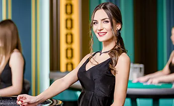 Một người đàn ông điềm tĩnh đang xem trận đấu thể thao trên điện thoại, tượng trưng cho tâm lý cá cược ổn định và trách nhiệm